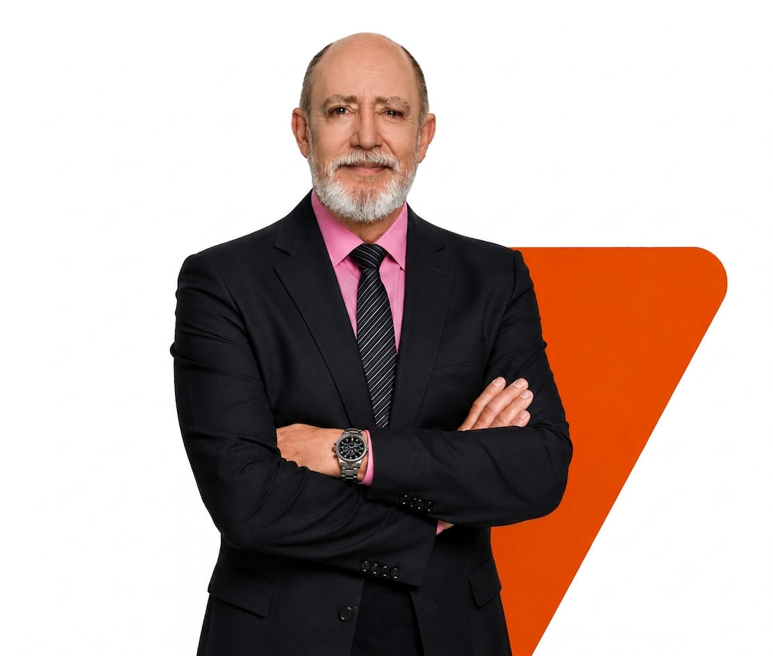 Roberto Cohen de braços cruzados